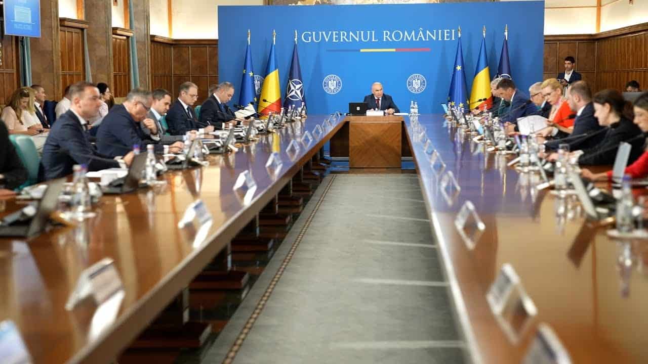 Consiliu guvernamental în România cu oficiali și imagini ale lui Klaus Iohannis.
